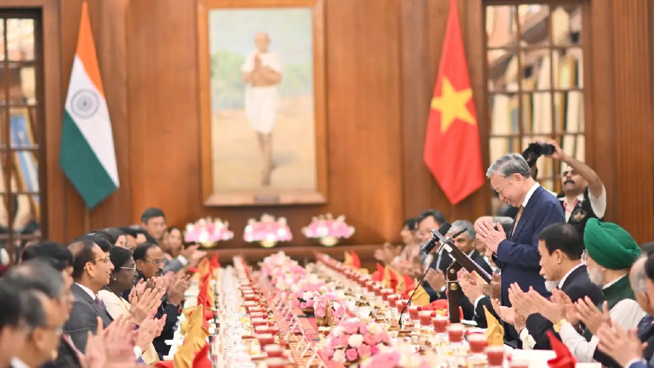 President of India । President of Vietnam । ASEAN: राष्ट्रपति श्रीमती मुर्मू ने राष्ट्रपति भवन में वियतनाम के राष्ट्रपति श्री तो लैम की कि मेज़बानी