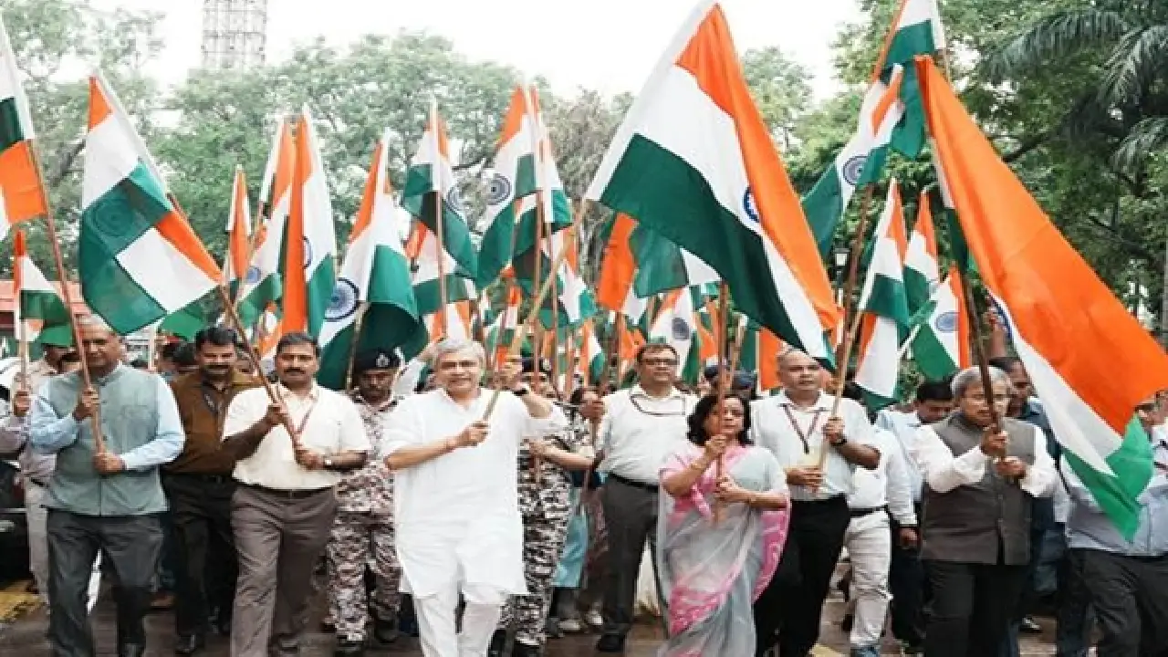 Ministry of Railway । Rail Mantri । Har Ghar Tiranga । On the eve of Independence Day: रेल मंत्री अश्विनी वैष्णव ने स्वतंत्रता दिवस की पूर्व संध्या पर रेल भवन परिसर में तिरंगा रैली का नेतृत्व किया