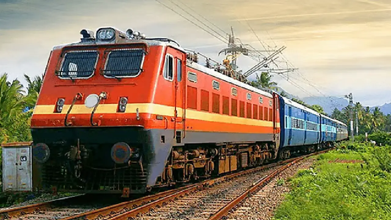 Union Minister for Railways । Railway Electrification । Renewable Energy: भारतीय रेलवे दुनिया के सबसे ज्यादा बिजली वाले नेटवर्क में से एक है, जो सिर्फ़ स्विट्जरलैंड के बाद दूसरे नंबर पर