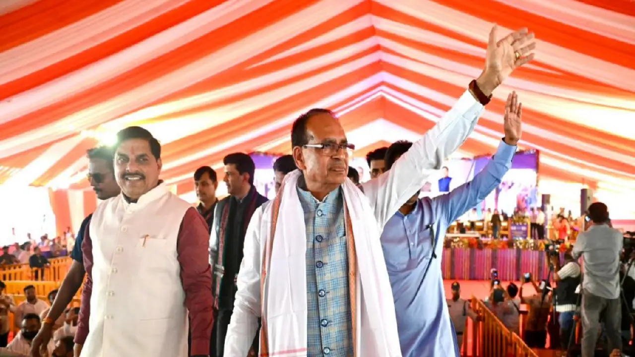 PM । Central Minister । Lakhpati Didi । CM । PMGSY - IV: केन्द्रीय मंत्री श्री शिवराज सिंह चौहान ने मध्य प्रदेश में पीएमजीएसवाई - IV लॉन्च करके हज़ारों करोड़ के ग्रामीण विकास प्रोजेक्ट्स की कि घोषणा