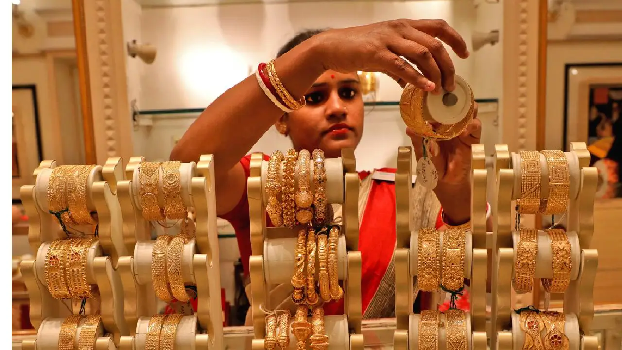 Central Government । Ministry of Finance । Gold । Silver: केन्द्र सरकार ने आज से सोने तथा अन्य कीमती धातुओं पर आयात शुल्क का किया इजाफा