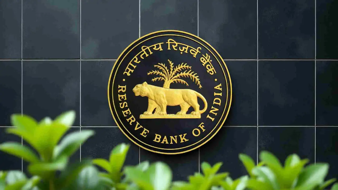 RBI । Monetary । Policy Repo Rate:  भारतीय रिजर्व बैंक मॉनेटरी पॉलिसी कमेटी ने वैश्विक अनिश्चितताओं के बीच रेपो रेट को 5.25% पर बिना किसी बदलाव के रखा