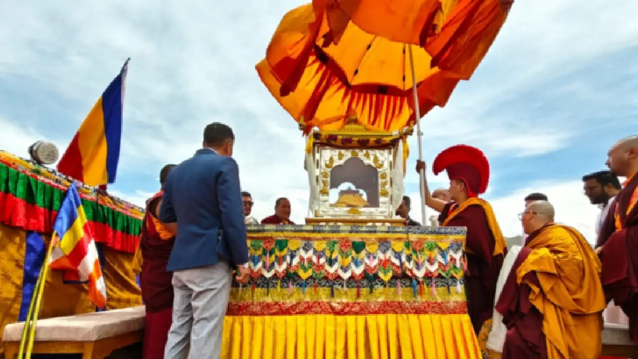 Lord Buddha । Ladakh । Lieutenant Governor: भगवान बुद्ध के पवित्र अवशेष पब्लिक प्रदर्शनी के लिए लद्दाख पहुंचा