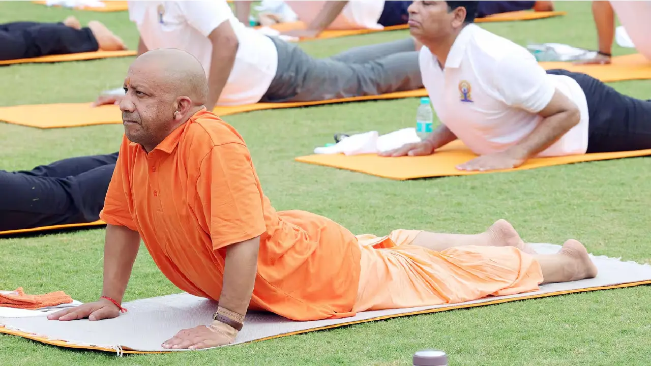 International yoga Day । PM । UP । CM: यूपी के सीएम योगी आदित्यनाथ ने झांसी में योग दिवस समारोह में लिया हिस्सा