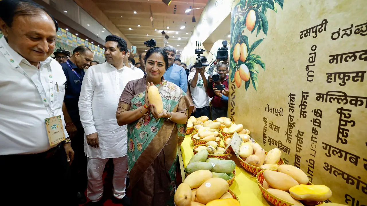 PM । CM । Delhi । 35th Annual Mango Festival 2026 । Delhi Tourism Department: मुख्यमंत्री रेखा गुप्ता ने 35वें मैंगो फेस्टिवल का उद्घाटन के अवसर कहा कि यह फल भारत की सांस्कृतिक पहचान को दिखाता है