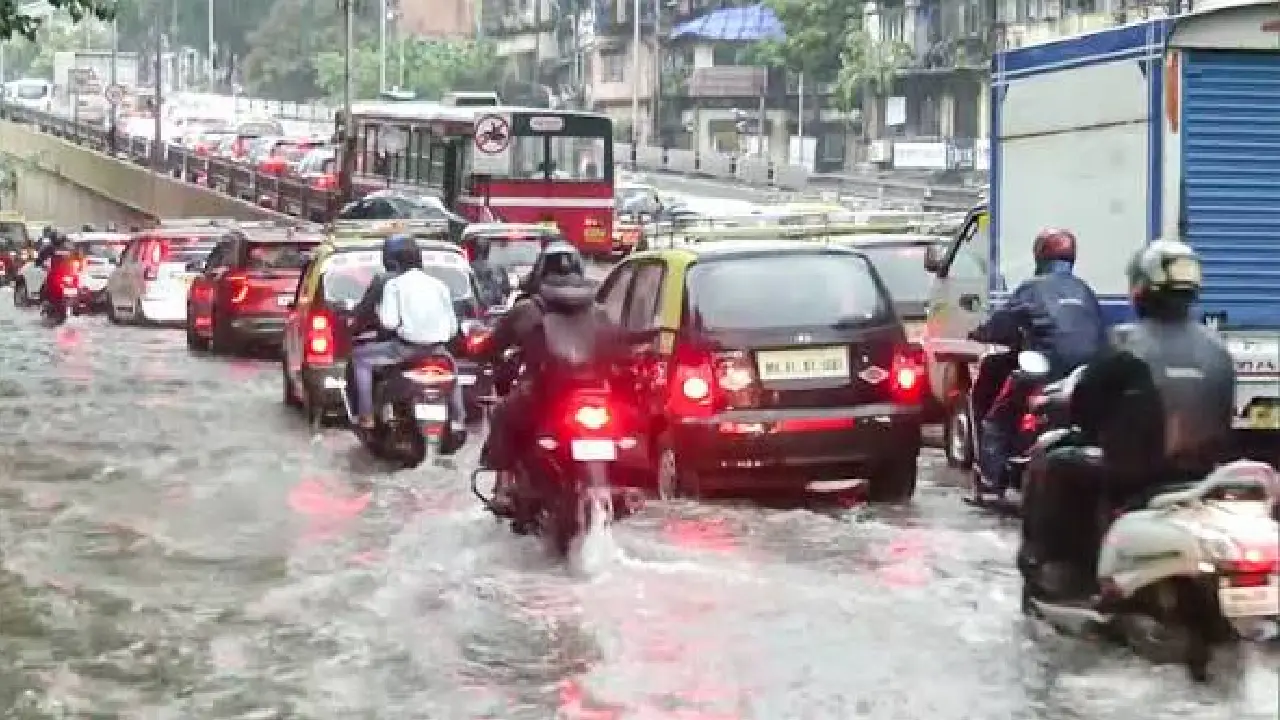IMD । Heavy Rain: भारतीय मौसम विज्ञान विभाग ने गुजरात, महाराष्ट्र और तटीय कर्नाटक में कल मूसलाधार वर्षा का रेड अलर्ट किया जारी