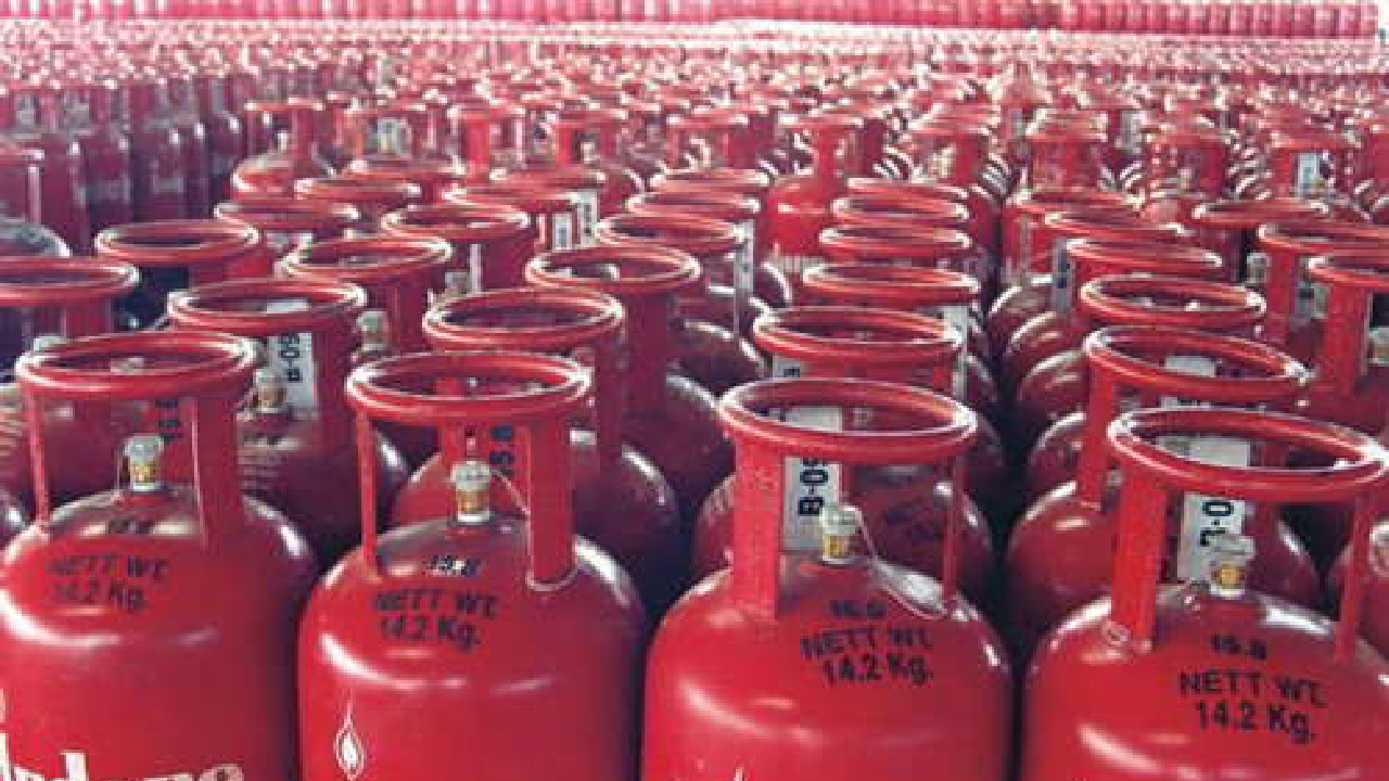 Union Minister of State for Petroleum and Natural Gas । OMCs । LPG refill booking interval: शहरी और ग्रामीण क्षेत्रों में एलपीजी रिफिल बुकिंग का अंतराल 25 दिन समान रहेगा