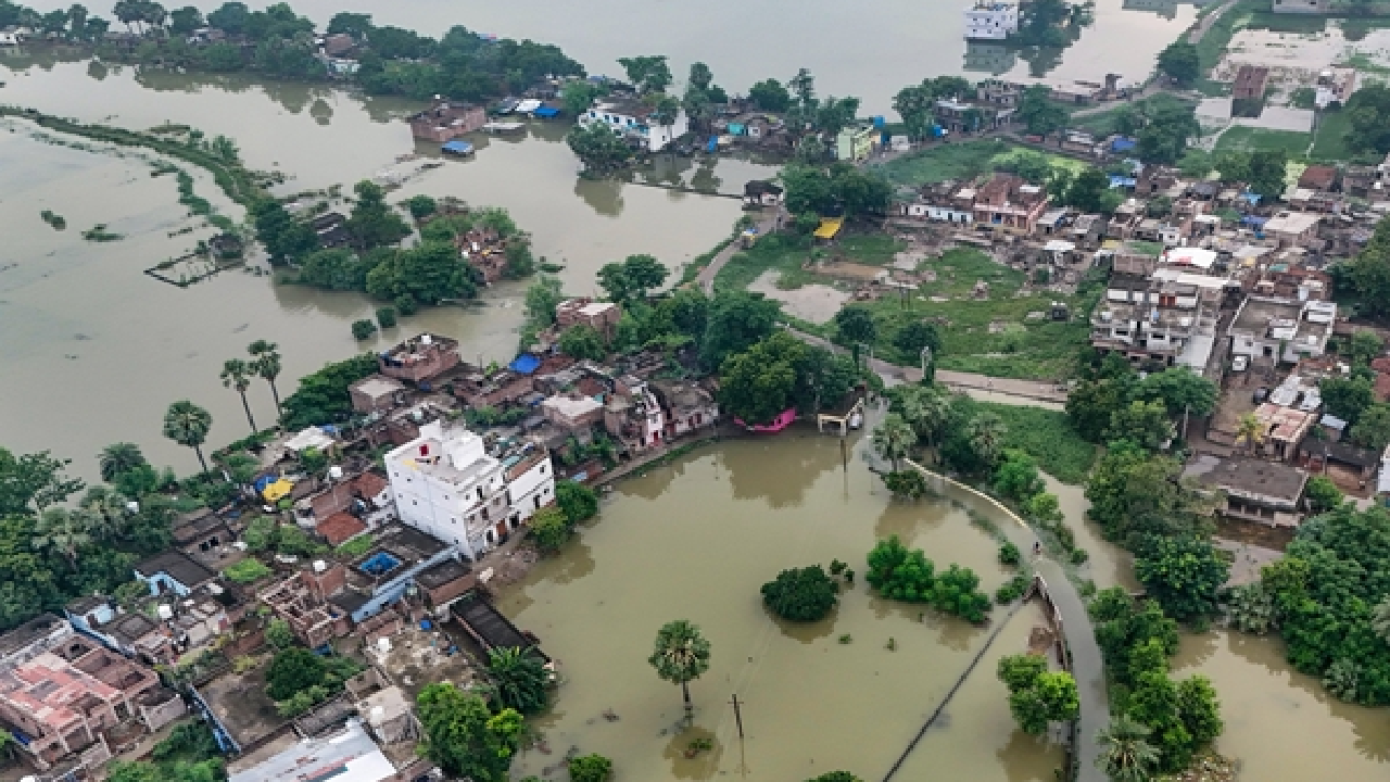 Bihar । CM । Flood: बिहार में जलस्तर गिरने के बावजूद बाढ़ की स्थिति बनी हुई है गंभीर 