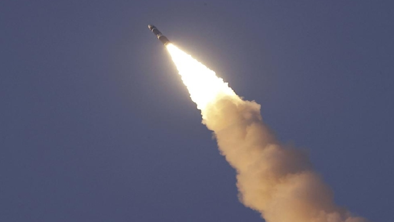 North Korea । U.S. hostility: अमेरिका के साथ बढ़ते तनाव के बीच उत्तर कोरिया ने समुद्र की ओर कम दूरी की बैलिस्टिक मिसाइल दागी।