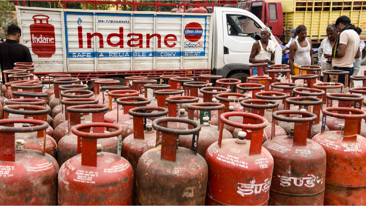 LPG । Biometric Aadhaar Authentication । IndianOil ONE । HelloBPCL: 1 अक्टूबर से सब्सिडी वाले एलपीजी रिफिल के लिए बायोमेट्रिक आधार ऑथेंटिकेशन ज़रूरी