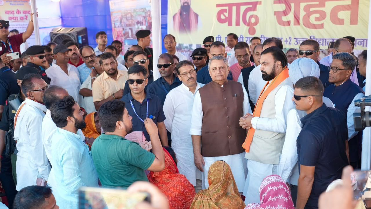 District Administration । Flood । flood relief । Jeevika Didiyas: बाढ़ राहत कार्य में जुटीं जीविका दीदियां, अब तक तैयार किए गए 5000 राहत पैकेट
