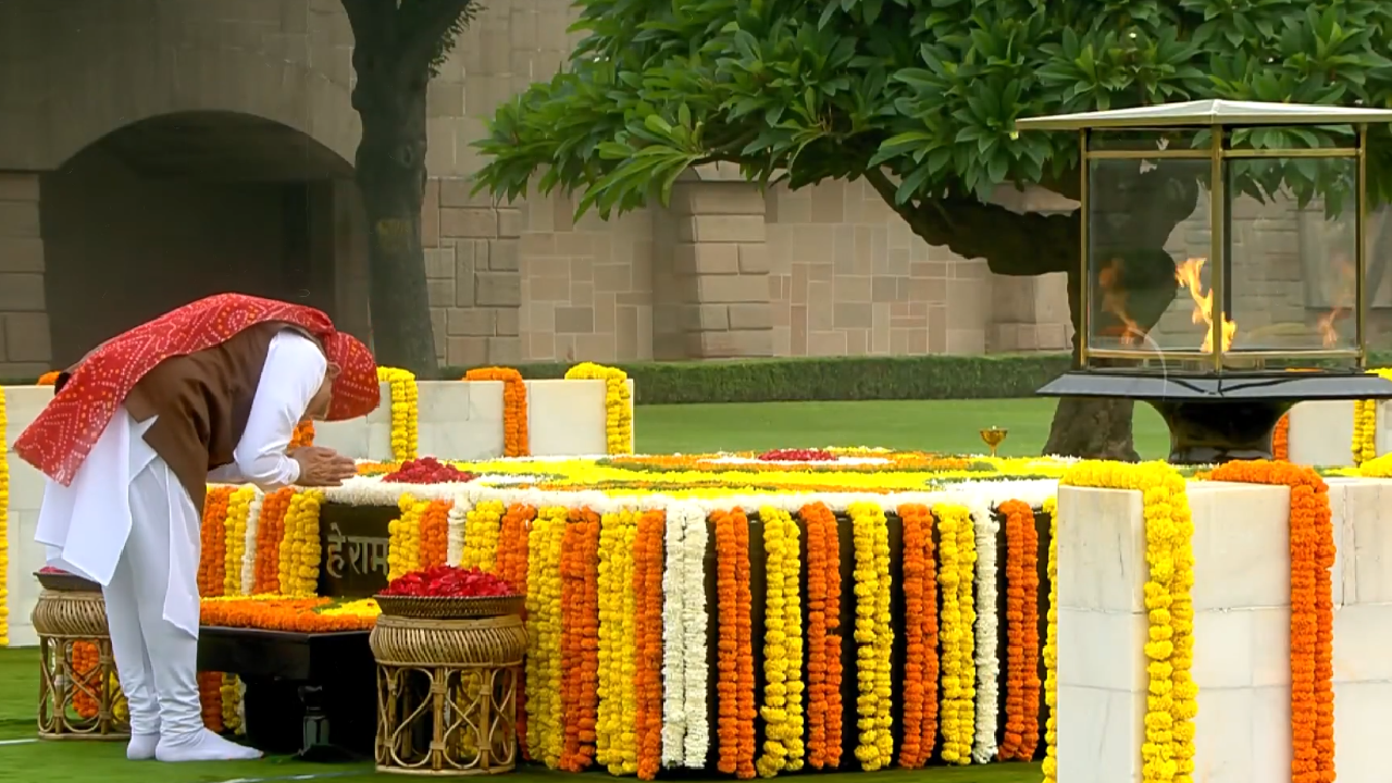 PM । Mahatma Gandhi । Birth Anniversary । Swadeshi । Khadi: प्रधानमंत्री  श्री मोदी ने महात्मा गांधी को उनकी जयंती पर श्रद्धांजलि अर्पित की