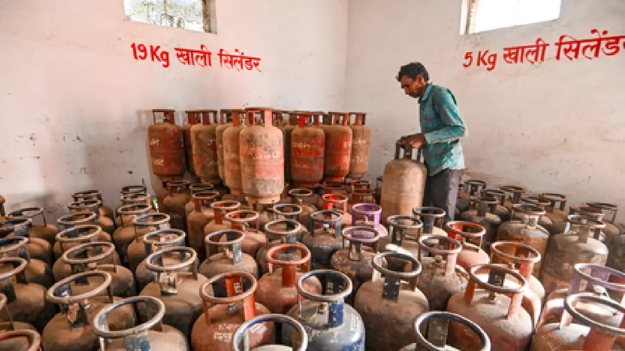 Indian Oil Corporation , LPG cylender: देश में एलपीजी की कोई कमी नहीं, करीब 28 लाख सिलेंडर प्रतिदिन हो रहे डिलीवर: इंडियन ऑयल