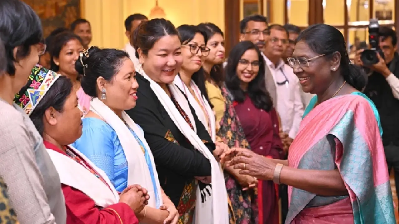 President । Rashtrapati Bhavan । Amrit Udyan: राष्ट्रपति श्रीमती मुर्मू ने पूर्वोत्तर राज्यों के कारीगरों तथा बुनकरों से की मुलाकात