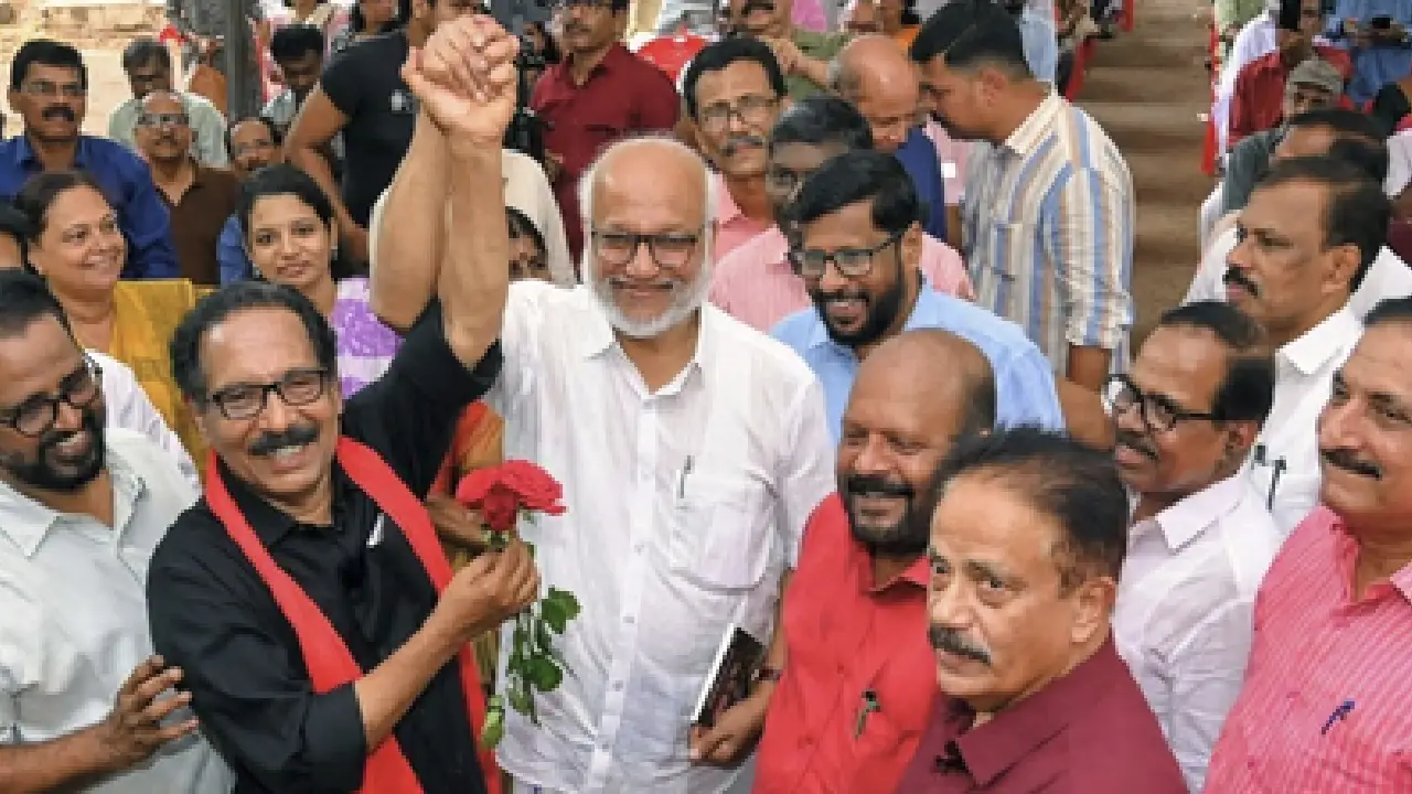 Left Front Menifesto in West Bengal Election : बंगाल चुनाव में लेफ्ट फ्रंट ने जारी किया मैनिफेस्टो, नौकरी और निवेश पर फोकस 