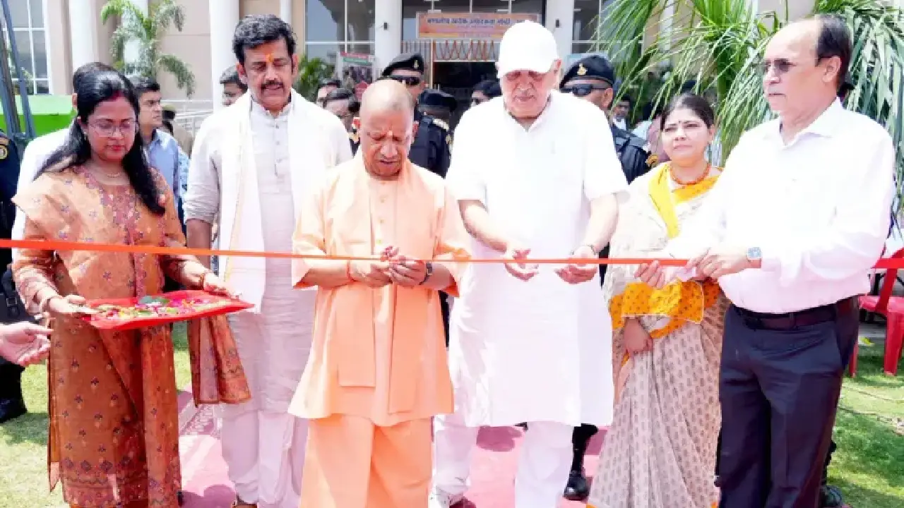 PM । CM । Uttar Pradesh । Kharif Utpadakta Sangoshti: मुख्यमंत्री योगी आदित्यनाथ ने आजमगढ़, बस्ती तथा गोरखपुर की संयुक्त मंडलीय खरीफ उत्पादकता संगोष्ठी-2026 का किया शुभारंभ