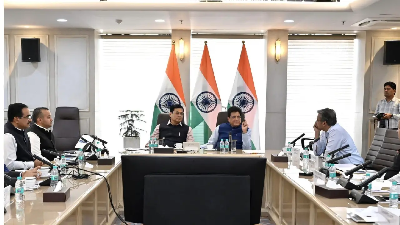 Central Ministers । Ministry of Ports, Shipping and Waterways । Ease of Doing Business । Exports । Imports:  केन्द्रीय मंत्री श्री पीयूष गोयल ने एक्सपोर्टर्स और इंपोर्टर्स को जोड़ने के लिए पोर्ट्स मिनिस्टर श्री सर्बानंद सोनोवाल के साथ मीटिंग को-चेयर किया