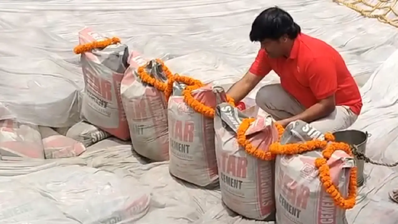 Bihar । Assam । Trishul । IWAI: असम से जलमार्ग के जरिए पटना पहुंची 1,500 टन सीमेंट की खेप