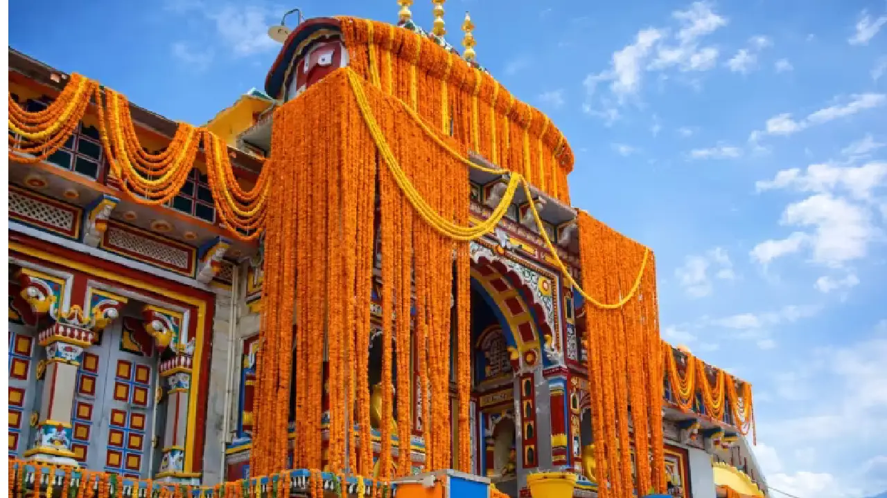 Uttarakhand । Badrinath Temple । Gangotri Temple । Yamunotri Temple: वैदिक मंत्रोच्चार और पारंपरिक रीति-रिवाजों के बीच बद्रीनाथ धाम के कपाट खुले