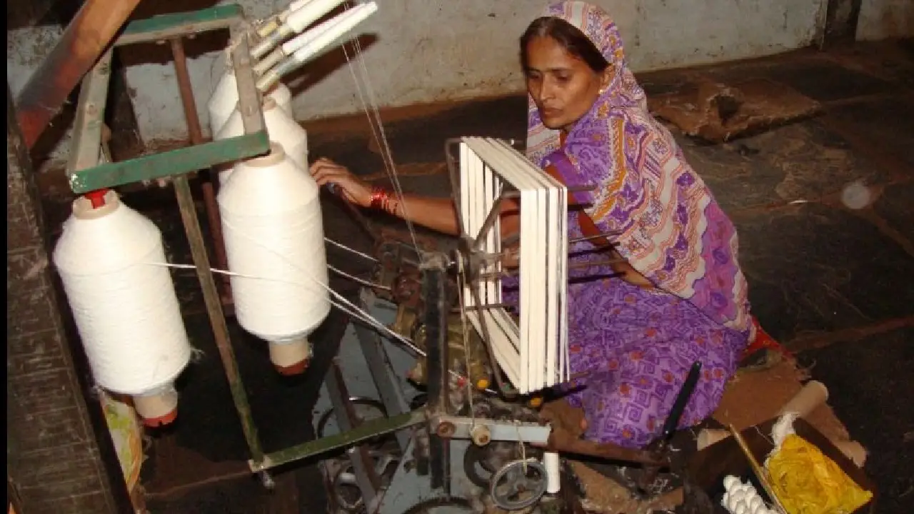 KVIC । Khadi । e-commerce: खादी ने वित्त वर्ष 2025-26 में 1.87 हजार करोड़ रुपये की रिकॉर्ड बिक्री की