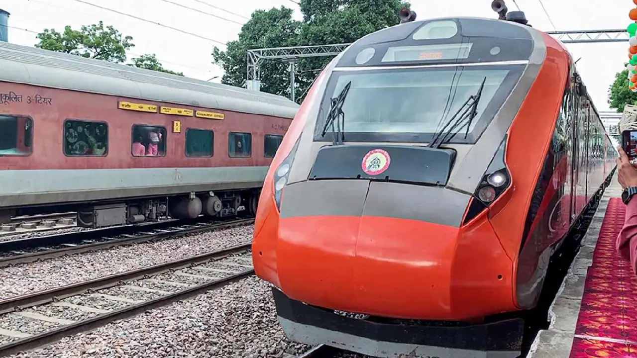 Indian Railways AI System: भारतीय रेल ने यात्री अनुभव को बेहतर बनाने के लिए एआई-आधारित सुरक्षा और संचार प्रणालियों का किया विस्तार