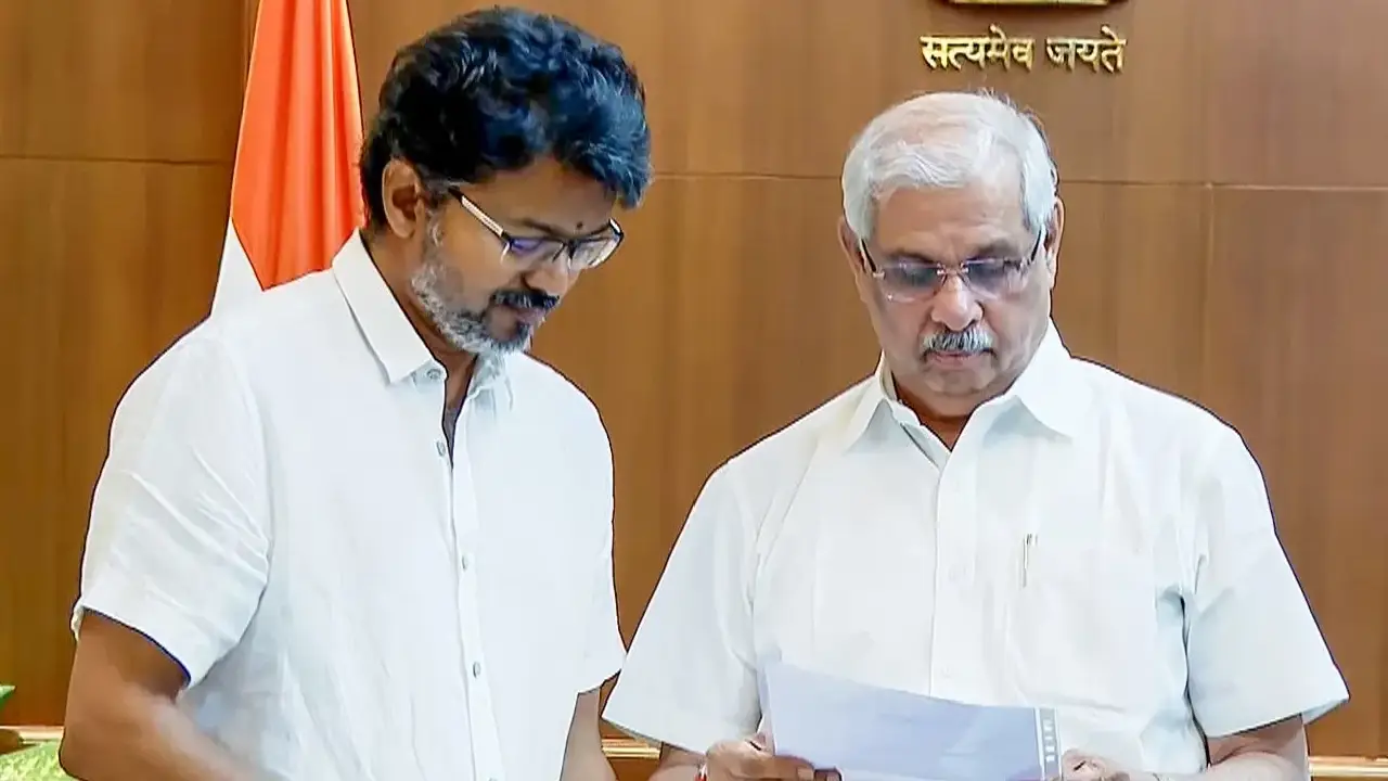 Tamil Nadu । Governor । TVK । VCK । IUML । CPI । टीवीके चीफ विजय ने कांग्रेस, वीसीके, आईयूएमएल, लेफ्ट पार्टियों के सपोर्ट से तमिलनाडु में सरकार बनाने का दावा किया पेश