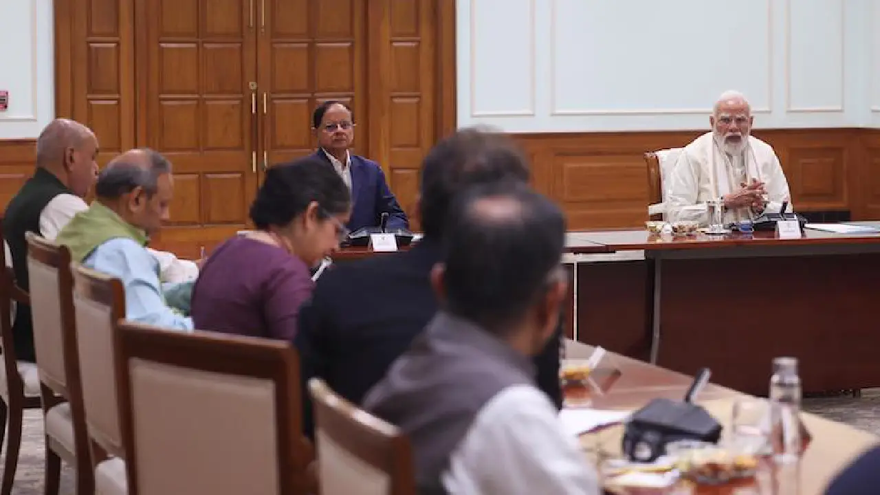 PM । EAC-PM । West Asia Conflict । GDP: ग्लोबल मुश्किलों के बीच ग्रोथ के उपायों की समीक्षा के लिए PM मोदी ने इकोनॉमिक एडवाइजरी काउंसिल से की मुलाकात