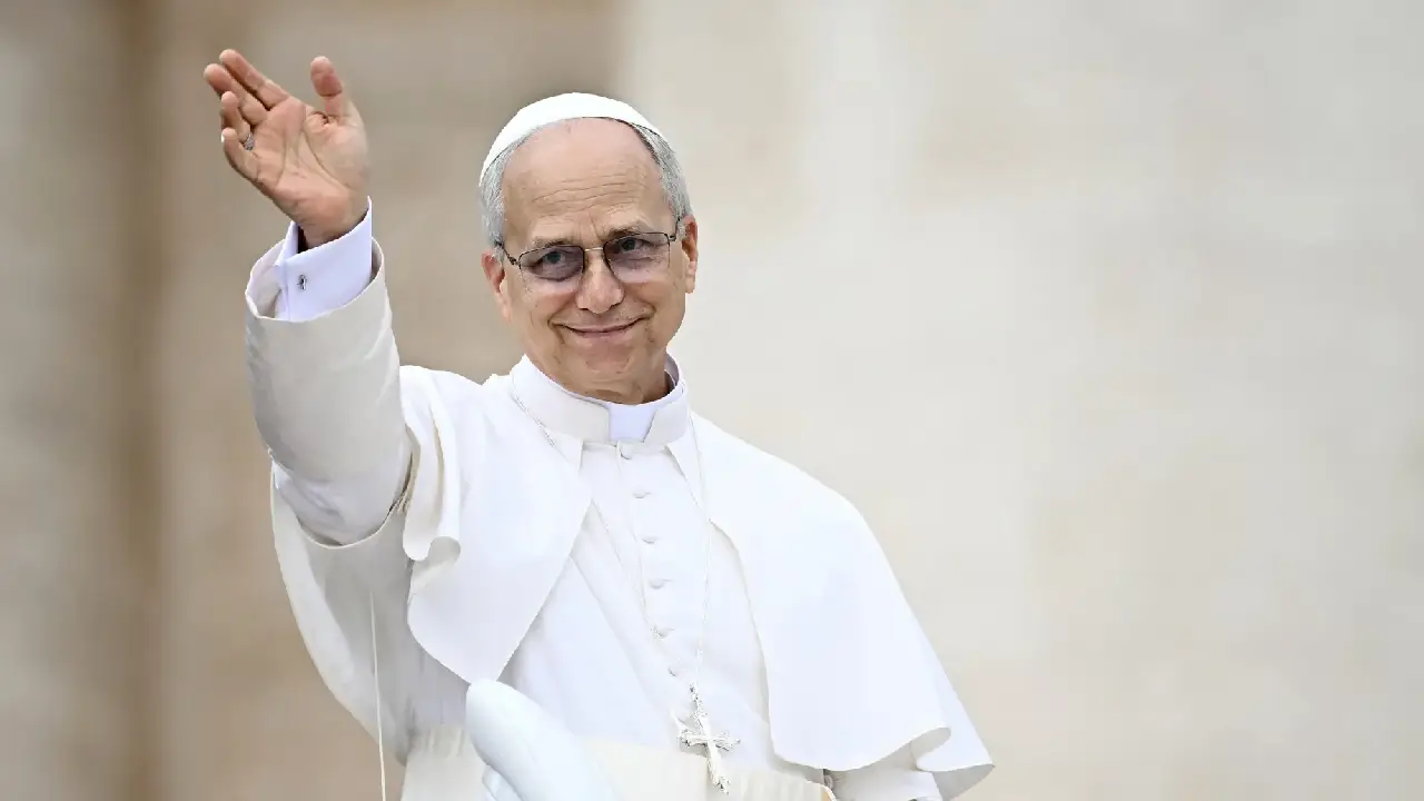 EU । Catholic Church । Vatican press office: पोप लियो स्पेन पहुंचे, उनकी यात्रा के दौरान प्रवासियों और ध्रुवीकरण पर रहेगा फोकस